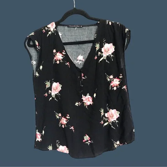 ABERCROMBIE & FITCH WOMENS BLACK FLORAL SHORT SLEEVE LIGHT WEIGHT TOP SIZE SMALL - Picture 1 of 5